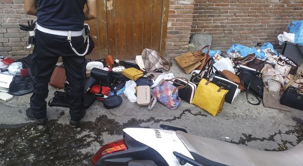 Roma, scoperta centrale di stoccaggio di merce contraffatta dentro un deposito Ama in centro