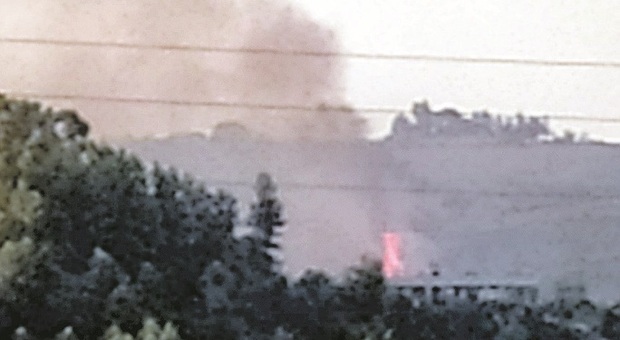 Ascoli, incendio brucia ettari di vegetazione e minaccia le case: battaglia lunga ore dei vigili del fuoco