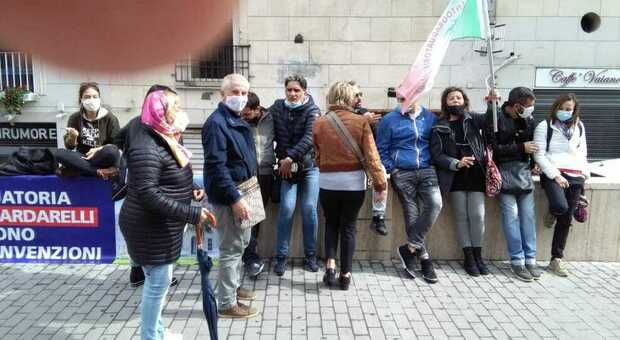 Manifestazione a Napoli, in piazza gli esclusi dal concorso del Cardarelli: lavoratore portato in questura
