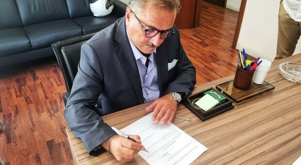 Enrico Panunzi firma l'accettazione della candidatura alla Camera, collegio Roma 1