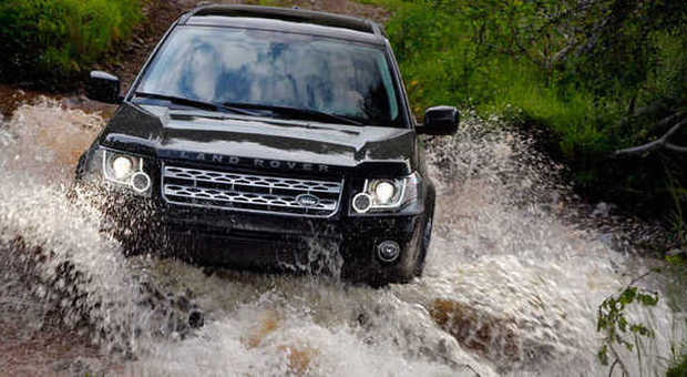 La Land Rover Freelander modello 2013 impegnata nell'attraversamento di un fiume