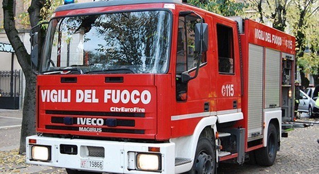 Milano, esplosione e incendio in un bar: 10 feriti, palazzo sgomberato