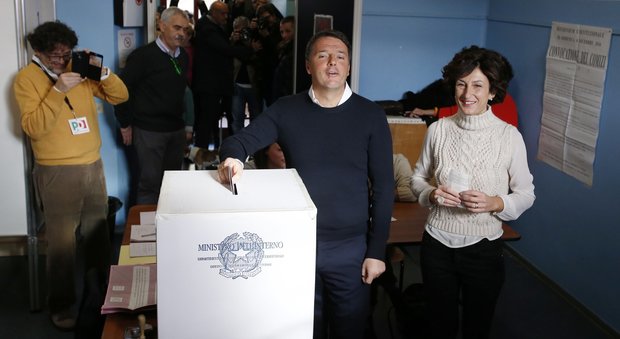 Referendum, Renzi vota dopo 10 minuti di fila