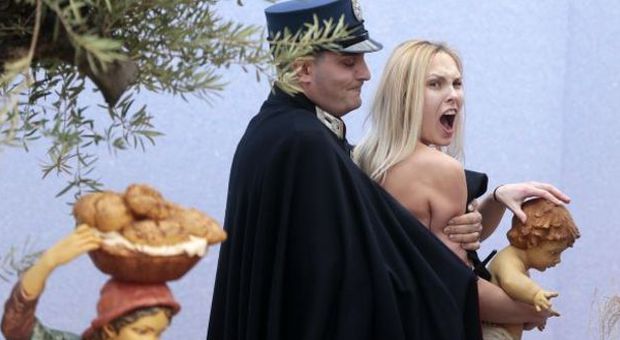 Femen in topless a San Pietro, assalto al presepe: «Preso il bambinello» | Foto