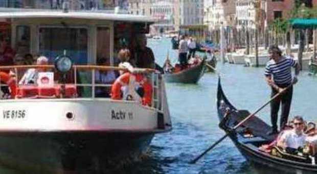 Ubriaco vola in Canal Grande a Venezia: salvato dagli agenti