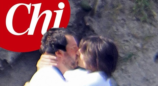 Matteo Salvini ed Elisa Isoardi ad Ischia: coccole e baci prima dei fiori d'arancio?