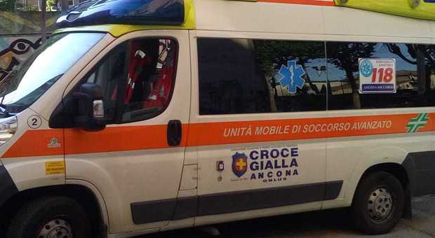 Ancona, si accascia nei bagni: uomo di 35 anni salvato in extremis dall'overdose