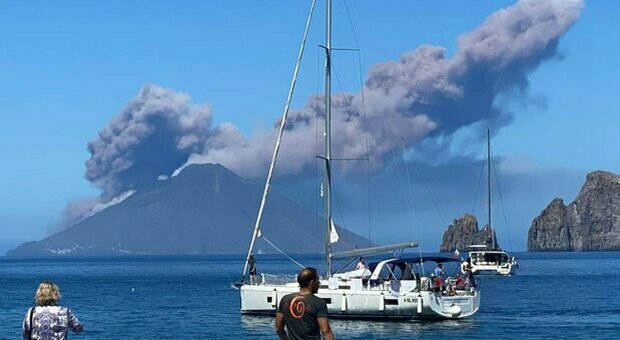 Etna e Stromboli insieme: «Ultimo saluto a Battiato»