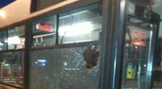 Roma, ancora un'aggressione sul bus a Corcolle: minaccia l'autista e picchia i carabinieri