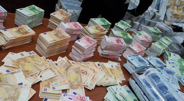 Napoli, una montagna di banconote false: 53 milioni di euro ritrovati in una cantina