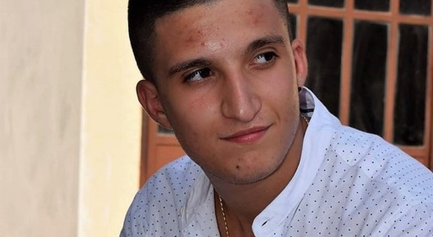 Auto contro un semaforo: Francesco morto nel giorno del 19esimo compleanno. Gravi tre amici