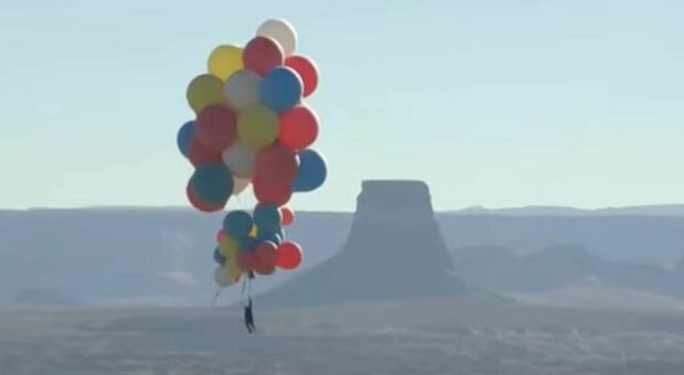 Come Carl di Up vola attaccato ai palloncini: l'impresa dell'illusionista è virale