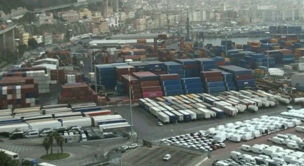 Migranti, al porto di Salerno scoperti 26 clandestini nei container