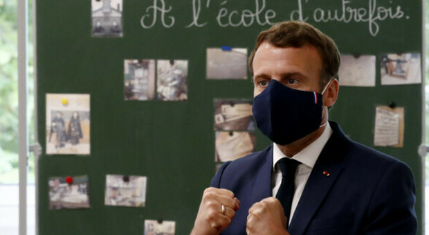 Covid, Francia, 50mila contagi in un giorno, Macron: «Tutta la Francia in zona rossa. Scuole chiuse 3 settimane»