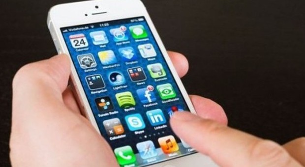 «Gli Usa spiano gli iPhone»: Apple nella bufera del datagate, ma da Cupertino smentiscono