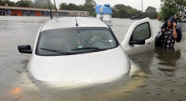 L'uragano Harvey fa strage anche di auto: per recuperare i mezzi dalle strade servono fino a 5mila dollari