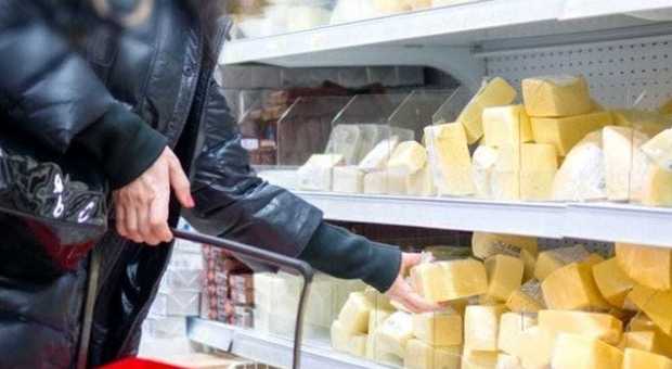 Conservati tra le auto di una officina e senza etichetta: sigilli a 8 quintali di formaggio in una nota catena di supermercati