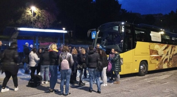 Caos al liceo di Ancona, gita annullata all’ultimo: i genitori bloccano i bus, arriva la polizia