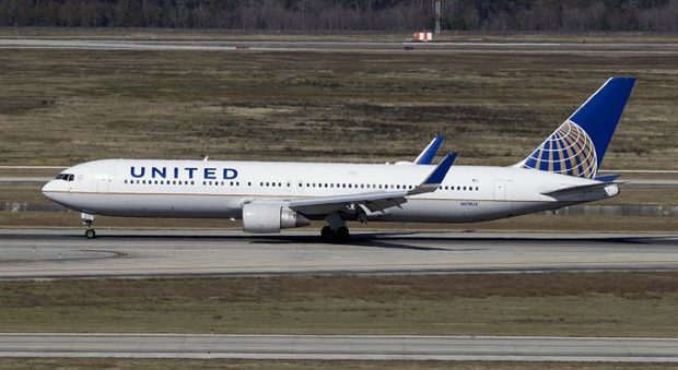 «Appunti sospetti nel bagno»: atterraggio d'emergenza per il volo United Airlines Roma-Chicago