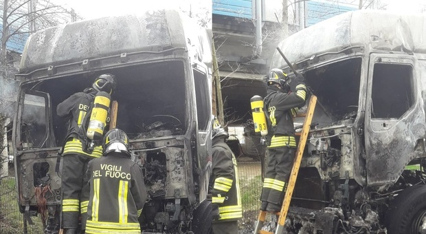 Marghera. Camion in fiamme vicino alla tangenziale: intervengono i vigili del fuoco