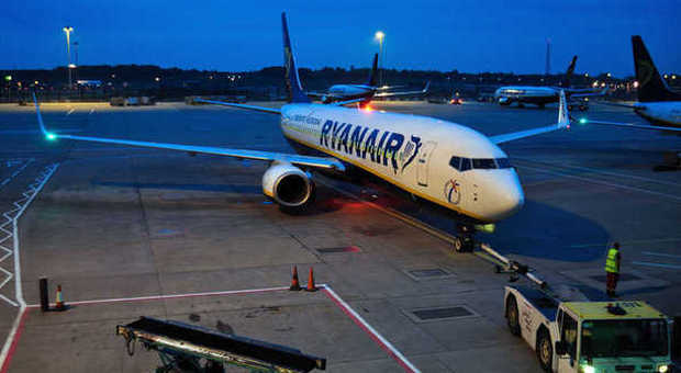 Atterraggio di emergenza per un volo Ryanair: aereo evacuato