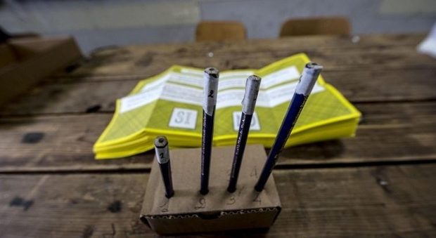 Roma, il giallo delle matite cancellabili: caos e denunce in diversi seggi
