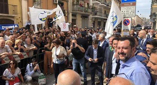 Salvini a Bari accolto con uno striscione offensivo. La Digos: vilipendio delle istituzioni
