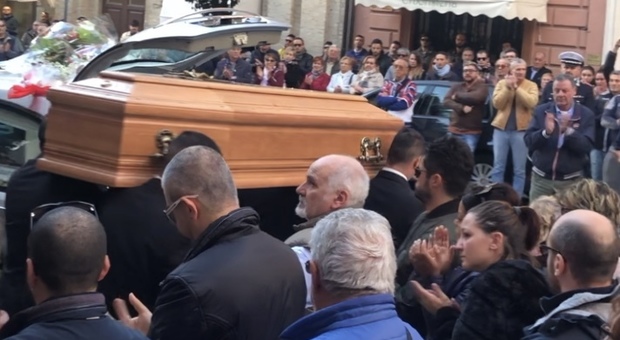 Macerata, una folla per lo straziante addio a Mauro Arigoni. Omaggio con le sciarpe al tifoso morto a 39 anni