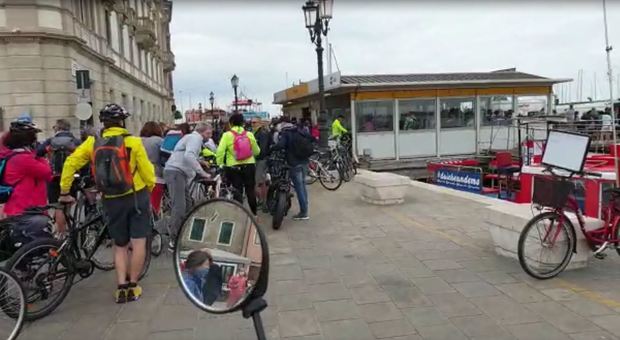Venezia presa d'assalto dai turisti veneti, ressa e code di auto: il lockdown è un ricordo