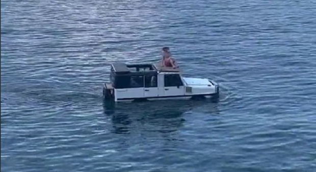 Una jeep in acqua a Portofino: ma come è possibile? Il video è virale