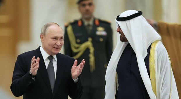 Putin in Arabia (scortato da 4 caccia): per lui onori e salve di cannone. Biden: «Non si fermerà all'Ucraina»