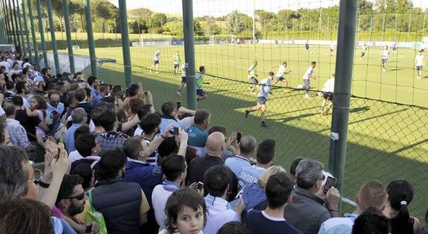 Lazio, scoppia l'entusiasmo a Formello: 6 mila tifosi per l'allenamento a porte aperte, ma Biglia si ferma ancora