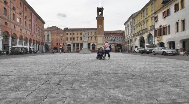 Piazza Vittorio Emanuele con il liston segnato dalla colla