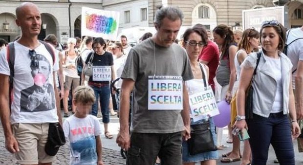 Napoli, dieci bimbi non vaccinati espulsi dalla materna: interviene la polizia