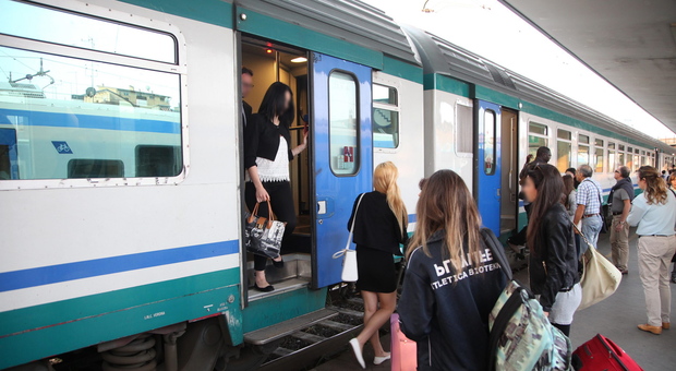 Coronavirus, fermato treno per una donna che si sente male: passeggeri costretti a scendere