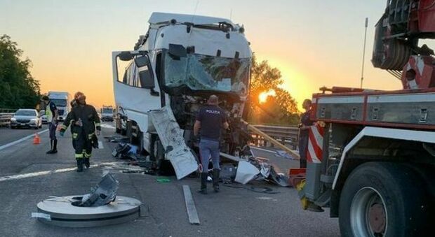 Incidente sull'A4, tir si ribalta tra Bergamo e Capriate: traffico in tilt e un ferito