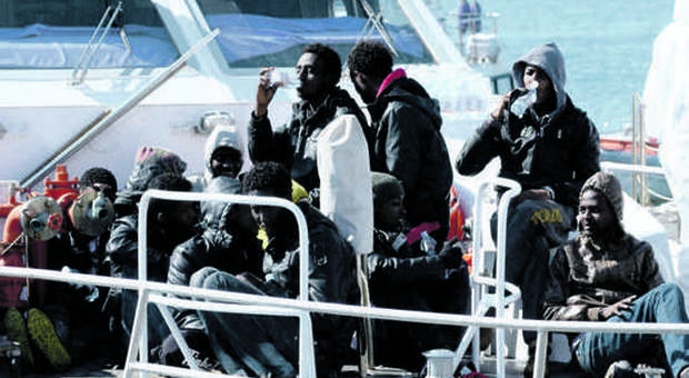 Migranti, la Ue si muove: demolire i barconi