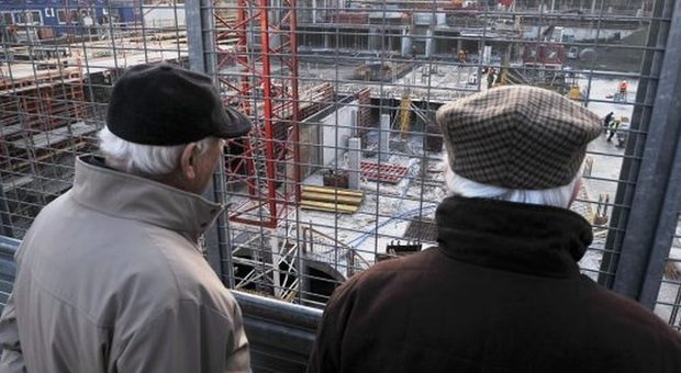 Anziani che guardano cantieri, ora diventa un lavoro: saranno consulenti