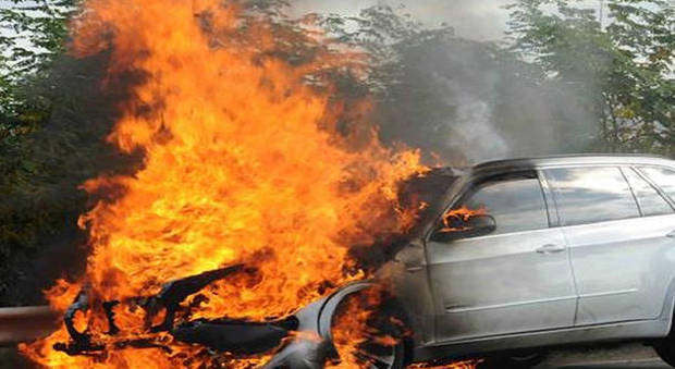 Auto prende fuoco e si avvia da sola, tre donne-coraggio spengono il rogo