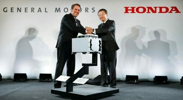 Mark Reuss, presidente di General Motors e Seiji Kuraishi, vice presidente esecutivo di Honda Motor