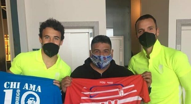 Maradona, l'omaggio del Granada: una maglia al fratello Hugo