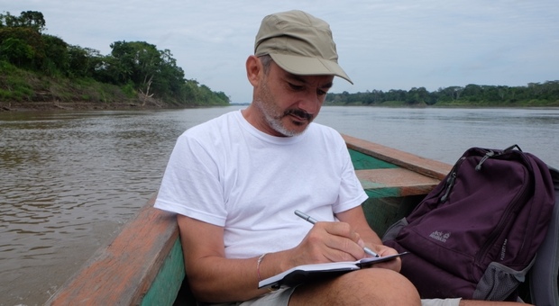Lo scrittore fermano Ferracuti in relax: «Da un'isoletta greca a dorso di mulo fino al Rio delle Amazzoni»
