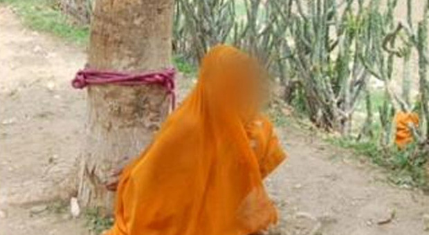 Costretta dal marito a sfilare nuda nel villaggio: donna umiliata in India
