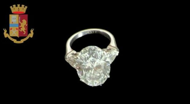 Roma, gioielli rubati in un hotel del centro ritrovati dalla polizia: ecco le foto dei diamanti, valgono più di 1 milione di euro