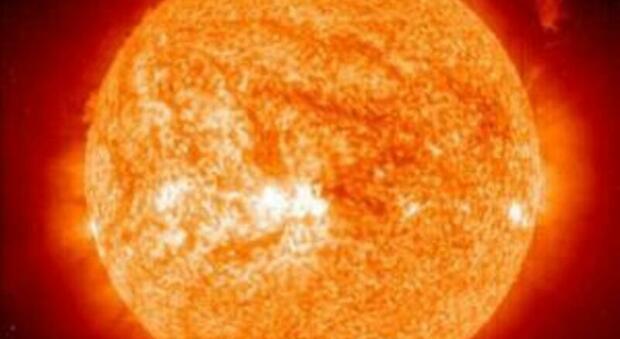 Il Sole sta diventando più attivo, cosa significa? Il ciclo che si ripete «ogni 11 anni» e i rischi per i voli