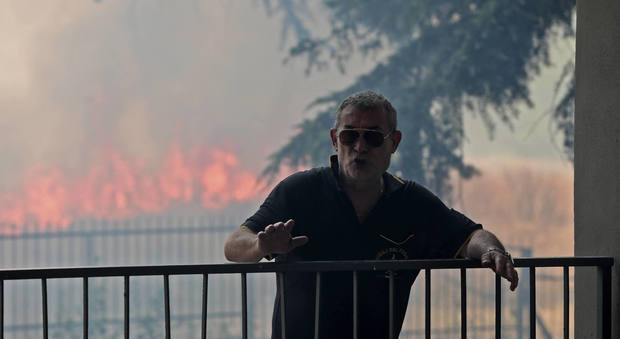 Roma brucia ancora: auto a fuoco, un ristorante distrutto