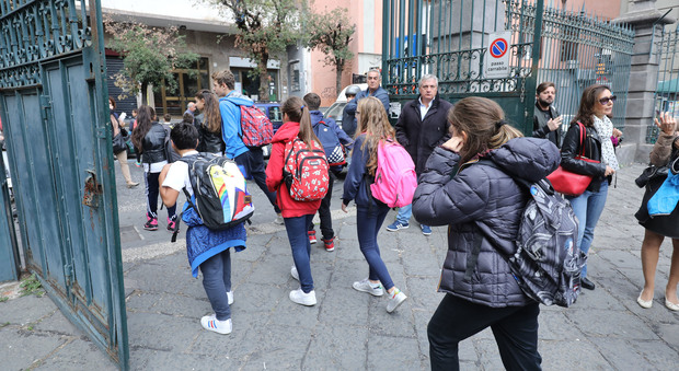 L'obbligo di ritirare i figli a scuola vale anche in Campania: «I genitori a rischio denuncia»