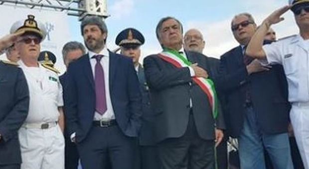 Fico con le mani in tasca durante l'Inno di Mameli a Palermo: pioggia di critiche sul presidente della Camera