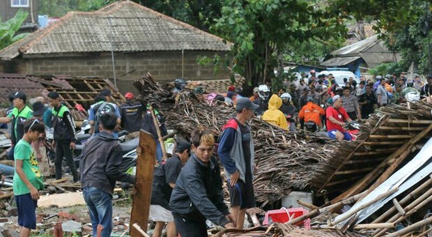 Tsunami in Indonesia, 62 morti e 500 feriti. «Muro d'acqua di 20 metri, hotel distrutti»