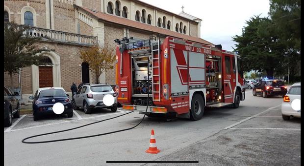 L'intervento dei vigili del fuoco vicino alla chiesa del Portone